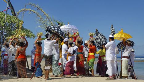 Nusa Dua, procession balinaise sur la plage