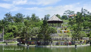 Bale bundar, puri taman ujung Bali